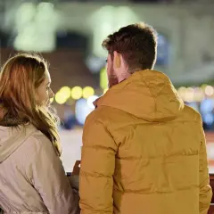 Para, która siedzi przy ławce, wpatruje się w siebie. On, w żółtej kurtce, milczy. Ona, w jasnej, też milczy. Jakby oboje nie umieli mówić o uczuciach.