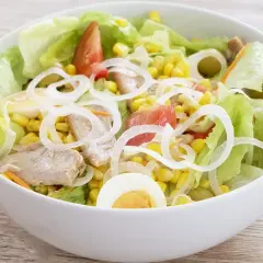 Deliciosa ensalada mixta con atún, huevo duro, maíz, tomate y cebolla. Fresca y completa.