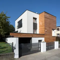 Nowoczesny dom kostka z drewnianą elewacją. Zobacz, jak zmienił się ten dom po remoncie!