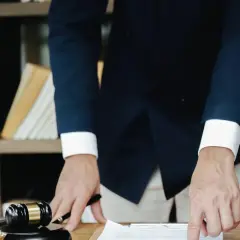 Spadek po bracie żonatym bezdzietnym: Czy siostra dziedziczy, jak to wygląda z bratem mającym dzieci?