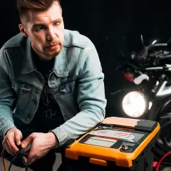 Jak ładować akumulator motocyklowy - uniknij najczęstszych błędów