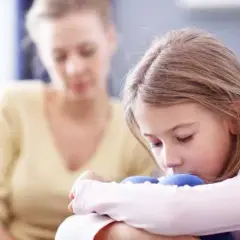 Co przysługuje matce samotnie wychowującej dziecko? Prawa, świadczenia i pomoc