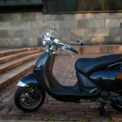 Jakie uprawnienia na motorower musisz mieć - kompletne zasady 2025