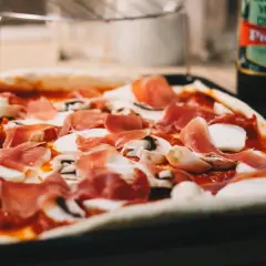 Jak się robi pizzę domową - prosty przepis na idealne ciasto i dodatki