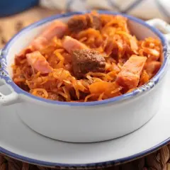 Jakie przyprawy dodać do bigosu, by podkreślić jego smak i aromat?