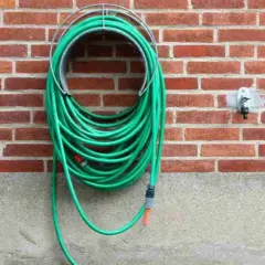 Cómo colgar la manguera de jardín para evitar enredos y daños