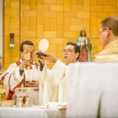 Msza święta kiedy wstawać - kluczowe momenty dla wiernych podczas liturgii