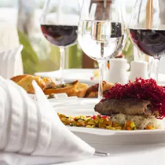 Jakie wino do mięsa wieprzowego? Odkryj idealne parowanie smaków