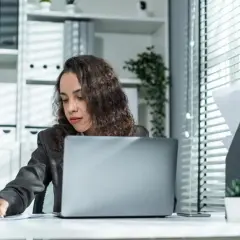Kto ustala zakres obowiązków pracownika i jakie ma to konsekwencje?