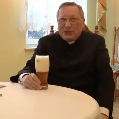 Czy ksiądz może pić alkohol? Odkryj zasady i ograniczenia w Kościele