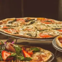 Przepis na ciasto do pizzy z jajkiem, które zaskoczy Twoich gości