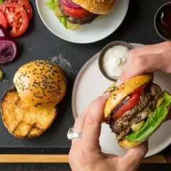 Jak doprawić mięso na hamburgery, aby zachwycić smakiem?