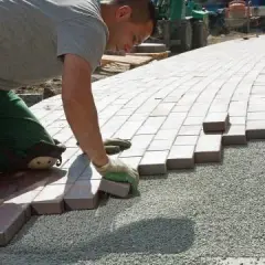 Ile kosztuje podsypka pod kostkę brukową? Sprawdź ceny i uniknij błędów!