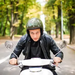 Jaki kask na motorower? Wybierz najbezpieczniejszy model dla siebie