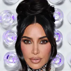 Kim Kardashian i jej wyjątkowe style manicure francuskiego