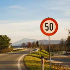 Ile można jechać autostradą z przyczepą? Sprawdź limity prędkości