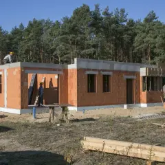 Porównanie materiałów budowlanych: co wybrać, aby zaoszczędzić?