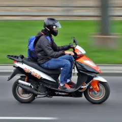 Czy można jeździć motorowerem na dowód? Oto co musisz wiedzieć