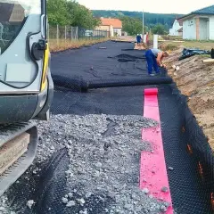 Geowłóknina pod tłuczeń: Jak prawidłowo stosować w nawierzchniach