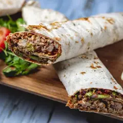 Rollo kebab co to jest - poznaj składniki i wyjątkowy smak tej potrawy