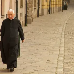 Jak podziękować księdzu za modlitwę w sposób pełen wdzięczności