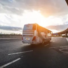Ile kosztuje wynajęcie autokaru na wycieczkę szkolną - uniknij wysokich opłat