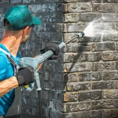 Jak wyczyścić cegłę z zaprawy i przywrócić jej blask bez szkód