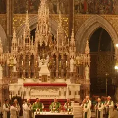 Triduum paschalne ile trwa msza? Czas trwania i znaczenie każdej mszy