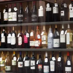Ile można przewieźć alkoholu do Hiszpanii? Oto ważne limity i zasady