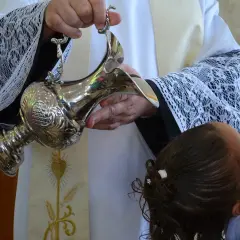 Jak wygląda chrzest bez mszy? Różnice i istotne obrzędy