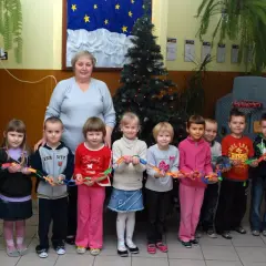 Jak elegancko ubrać dziecko na choinkę szkolną: praktyczne wskazówki