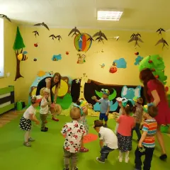 Czy żłobek jest placówką oświatową? Odkryj kluczowe różnice