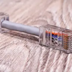Jak zacisnąć kabel internetowy: proste kroki, by uniknąć błędów