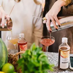 Kto robi drinki i jak barman tworzy niezapomniane koktajle