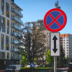 Czy zakaz parkowania dotyczy chodnika? Sprawdź, zanim zaparkujesz