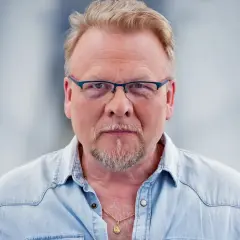 Jacek Lenartowicz – fascynująca biografia i kariera aktora