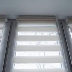 Ile kosztuje montaż rolet dzień noc? Sprawdź ukryte koszty!