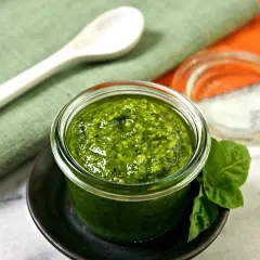 Pesto co to? Poznaj składniki, historię i zastosowanie tego sosu