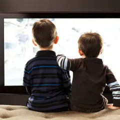 Czy oglądanie telewizji po ciemku naprawdę szkodzi wzrokowi? Fakty i mity
