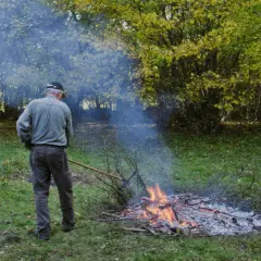 Czy można legalnie palić ognisko na działce? Przepisy i praktyczne porady