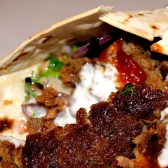 Z czego robi się kebab? Odkryj różnorodność mięs i smaków