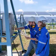 Czym się różni falownik od inwertera? Kluczowe różnice i zastosowania