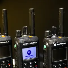 Częstotliwości na jakich nadaje policja: aspekty techniczne i prawne