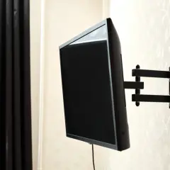Jakiej wysokości zamontować telewizor 55 cali na ścianie?
