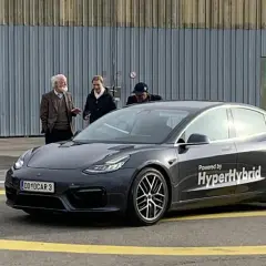 Czy Tesla ma silnik spalinowy? Odkryj prawdę o elektrycznych autach