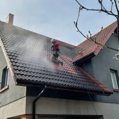 Jak skutecznie umyć dachówkę z sadzy i uniknąć kosztownych szkód