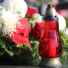 Jak zrobić stroik na cmentarz na plastrze drewna – proste kroki i porady