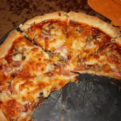 Jak zrobić pizzę jak z pizzeri - sekrety idealnego smaku w domu