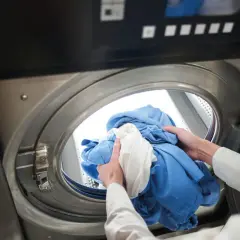 Na czym polega pranie chemiczne? Odkryj jego zalety i tajniki