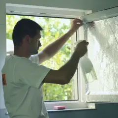Jak przykleić folię lustrzaną na okno - proste kroki i porady